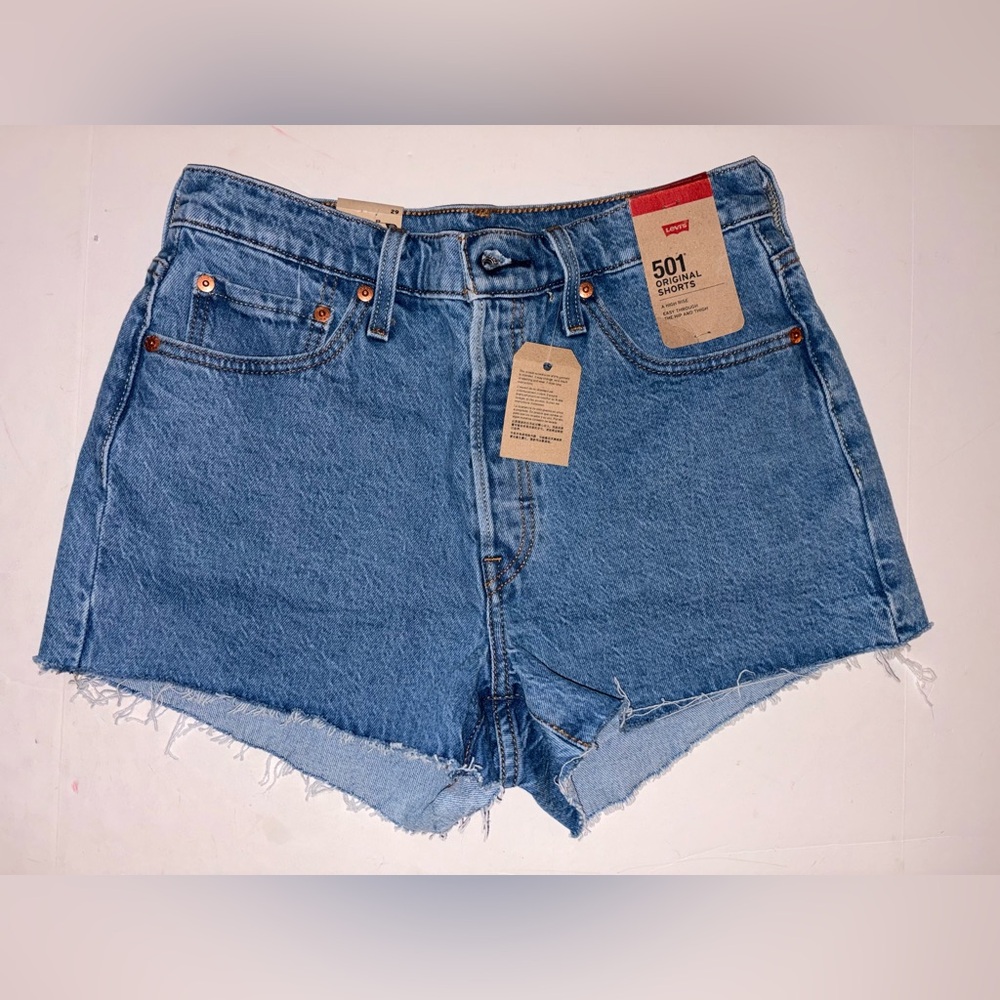 NWT Levi’s 501 button fly shorts size 29”